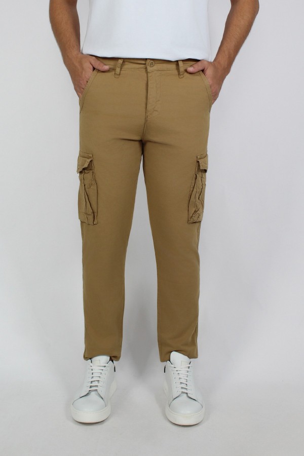 Man's camel cargo pants 