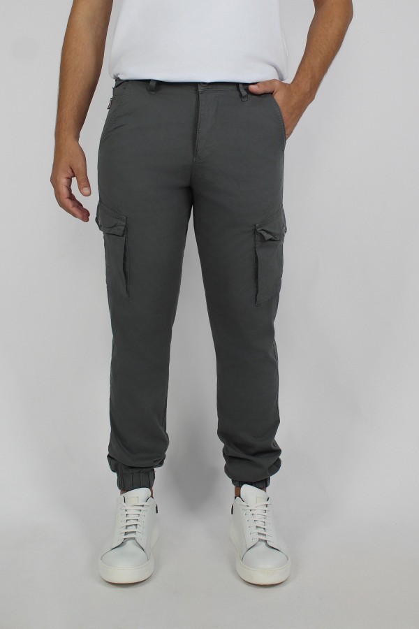 Man's grey cargo pants 