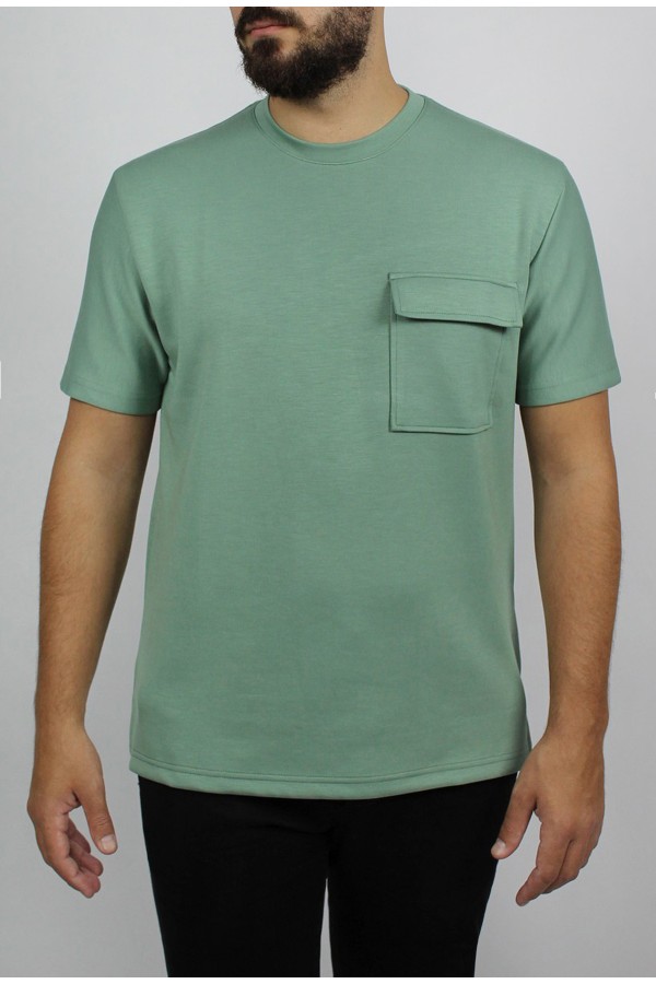  Man’s green oversized t-shirt 