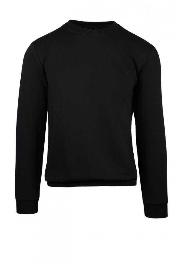 Man’s black long –sleeved  t-shirt