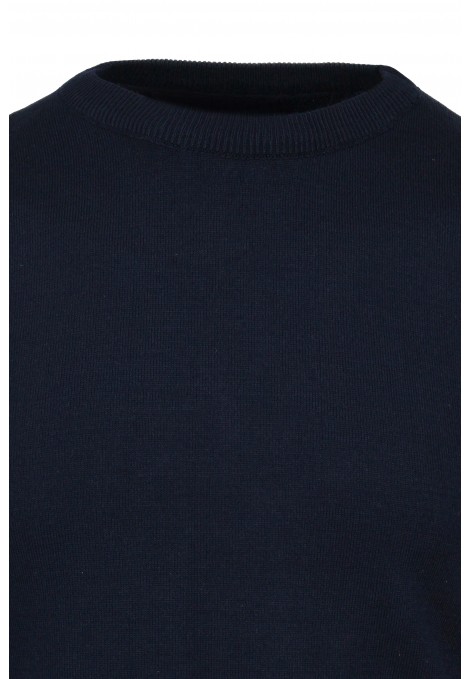 Man's blue knitted t-shirt