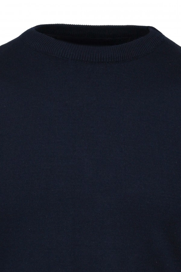 Man's blue knitted t-shirt