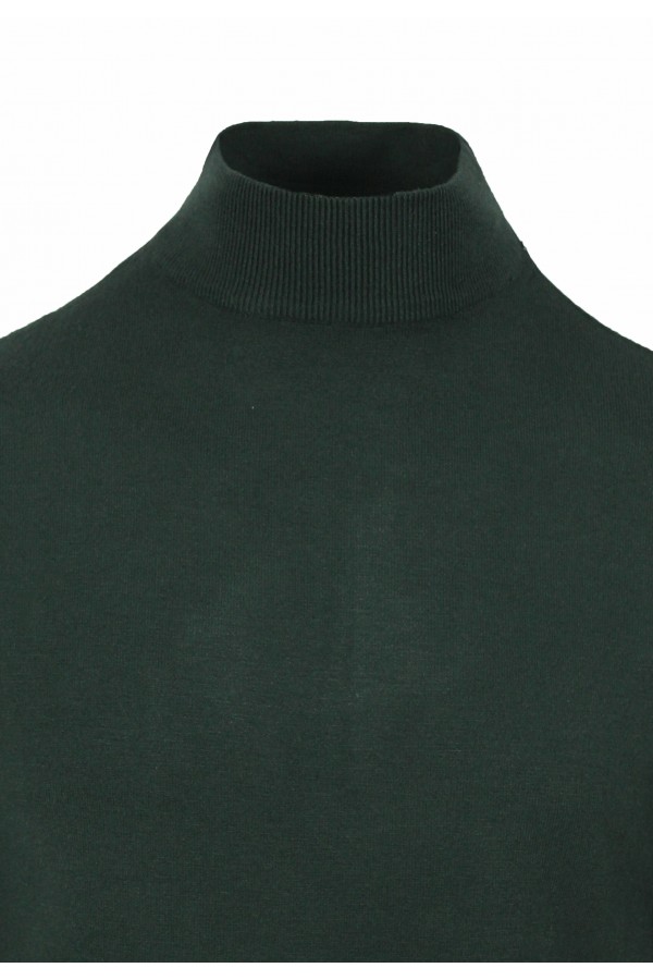 Man's green knitted t-shirt