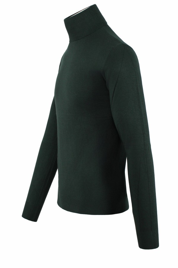 Man's green knitted t-shirt turtleneck