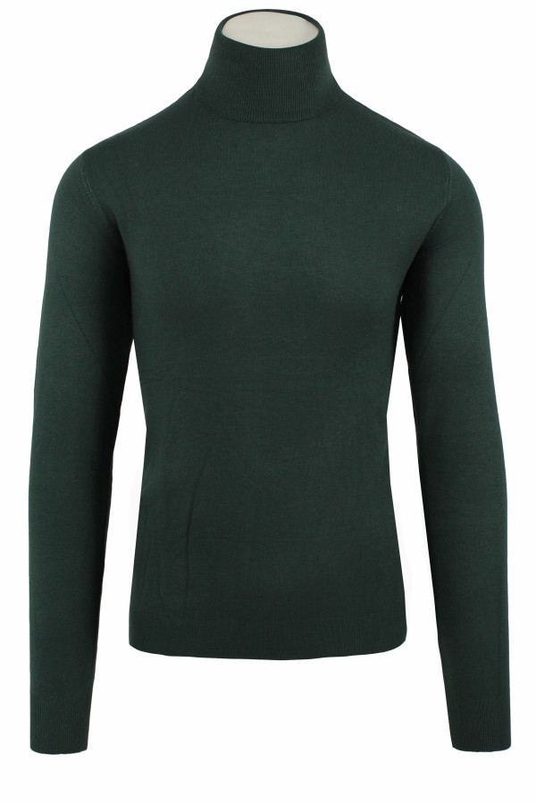 Man's green knitted t-shirt turtleneck