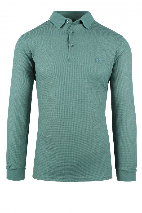 Man's green t-shirt polo