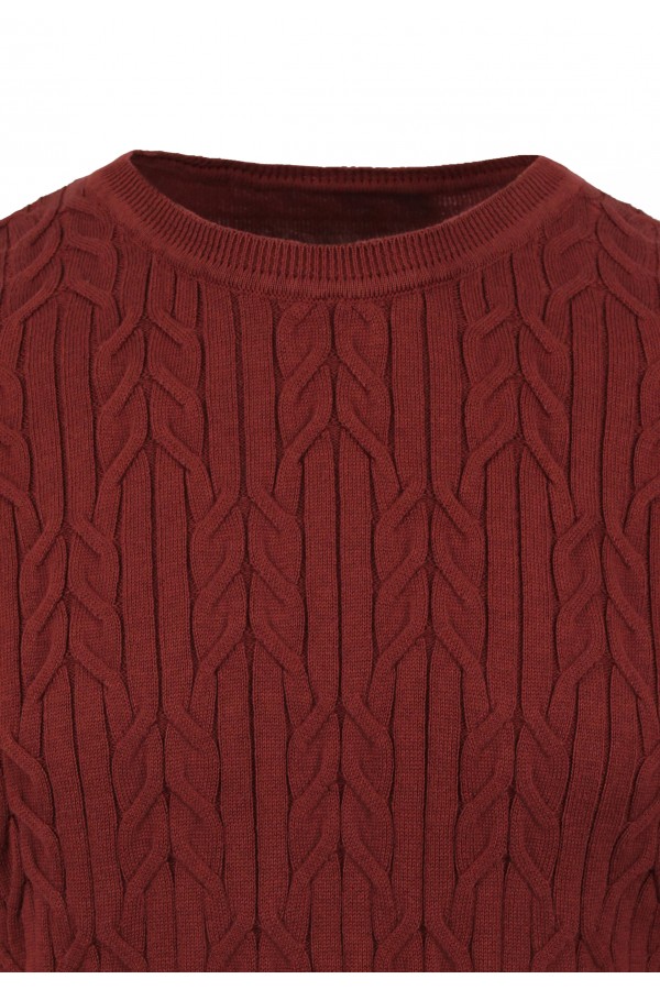 Man's dark red knitted t-shirt