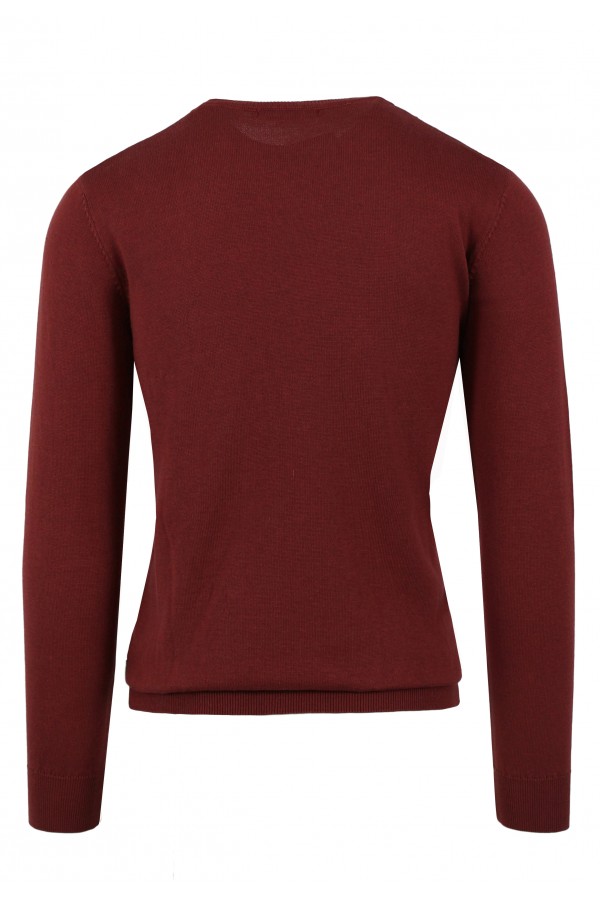 Man's dark red knitted t-shirt