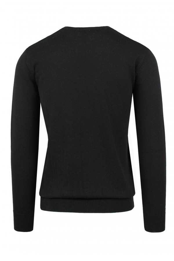 Man's black knitted t-shirt