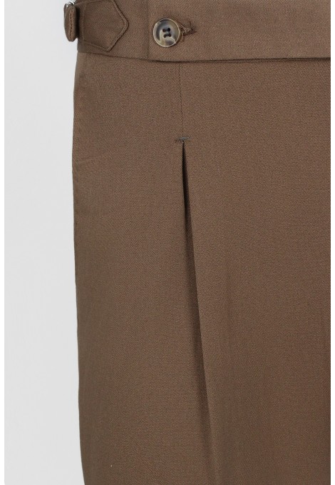 Man's brown trousers with pleats 