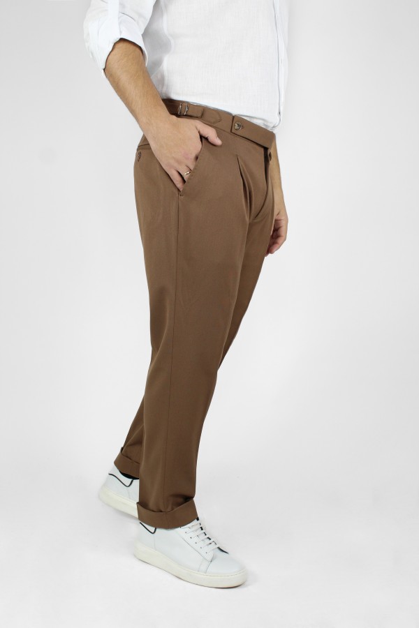 Man's brown trousers with pleats 