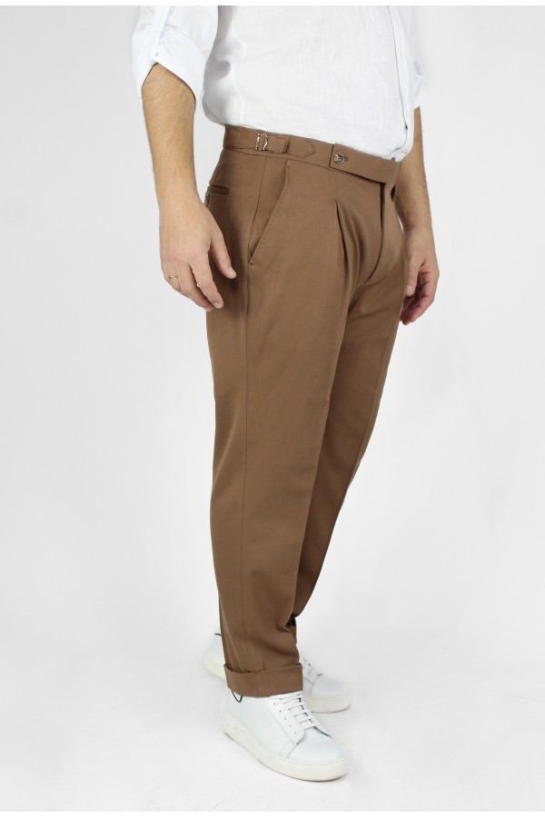 Man's brown trousers with pleats 